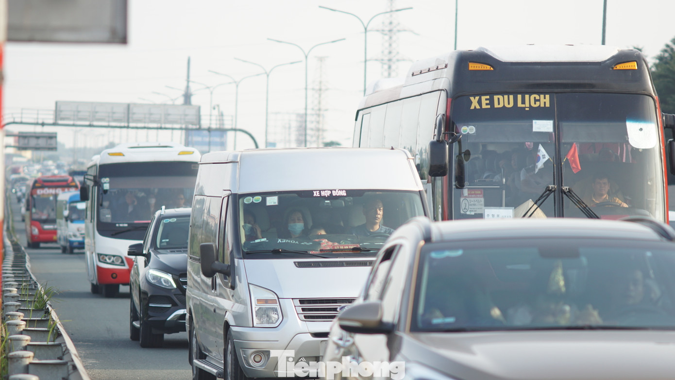 Các chuyến xe khách chở người dân từ quê, đi du lịch... trở về.