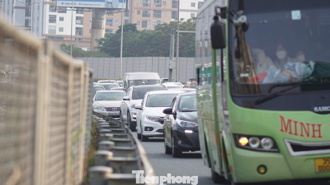 Đặc biệt là lối ra cao tốc giao cắt Vành đai 3 trên cao ùn dài hàng cây số.