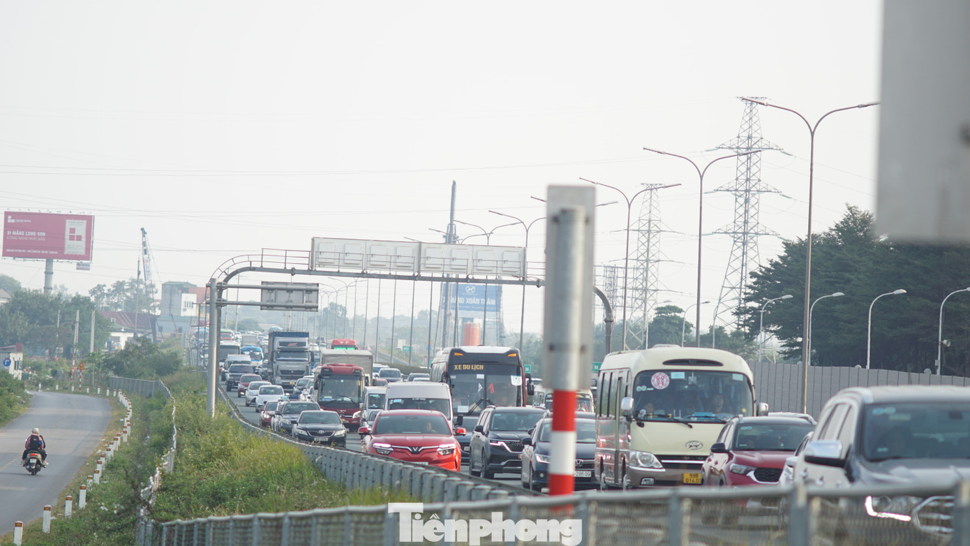 Chiều 1/1, ngày cuối cùng nghỉ Tết Dương lịch, lưu lượng phương tiện hướng về thủ đô Hà Nội trên cao tốc Pháp Vân - Cầu Giẽ tăng cao.