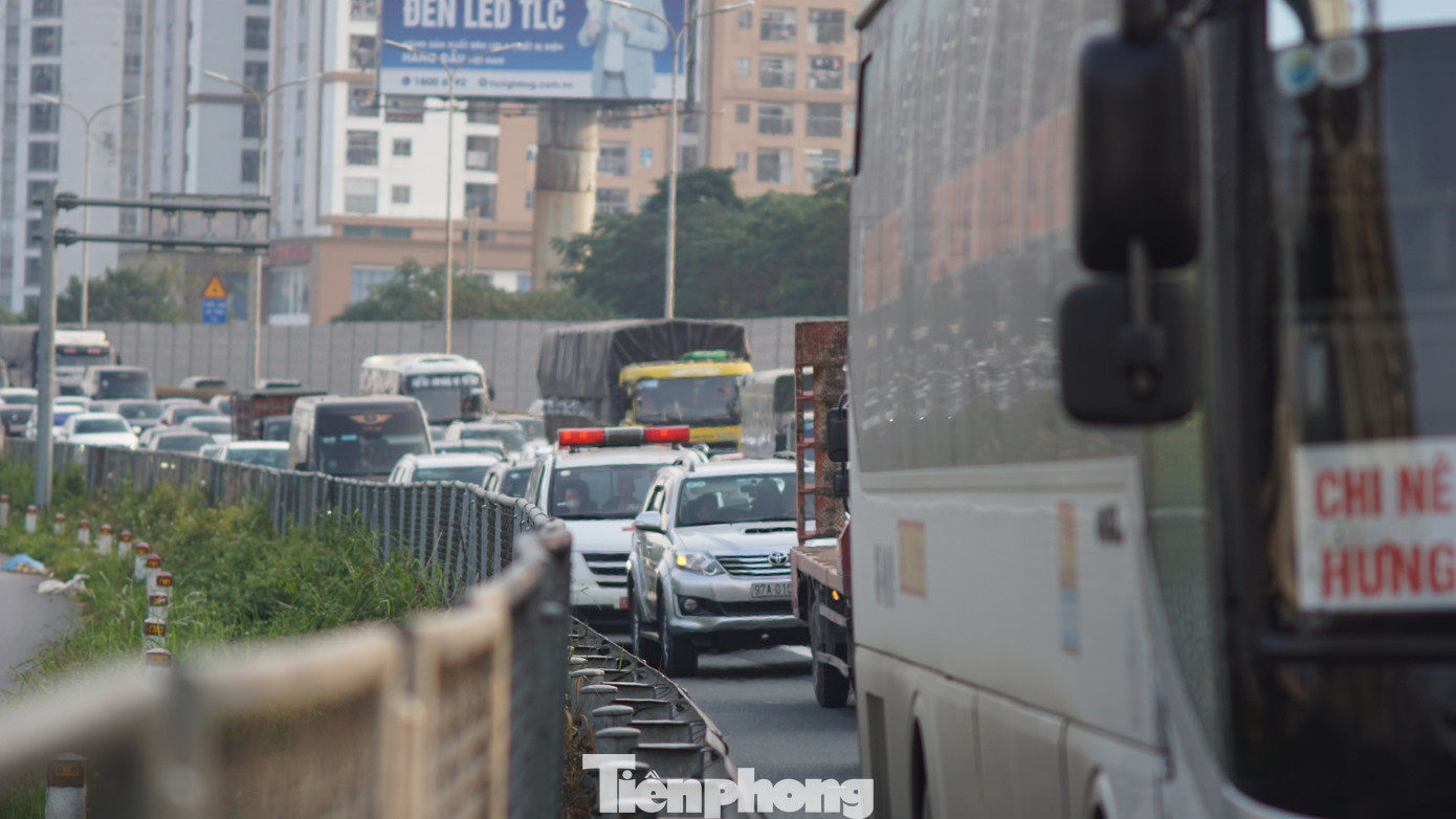 Xe cứu thương len lỏi trên làn đường khẩn cấp.