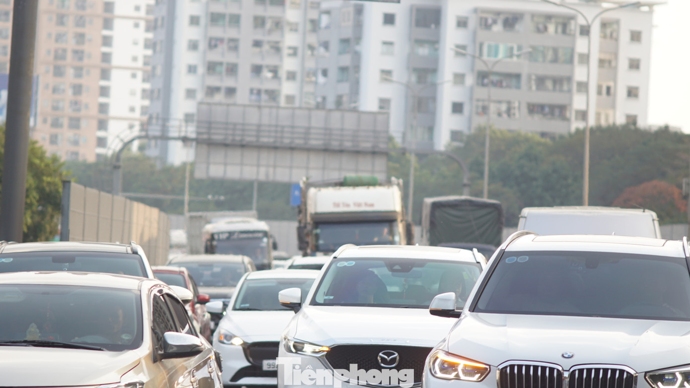 Ô tô di chuyển rất đông chỉ cần xảy ra va chạm, hay xung đột là ùn tắc kéo dài.