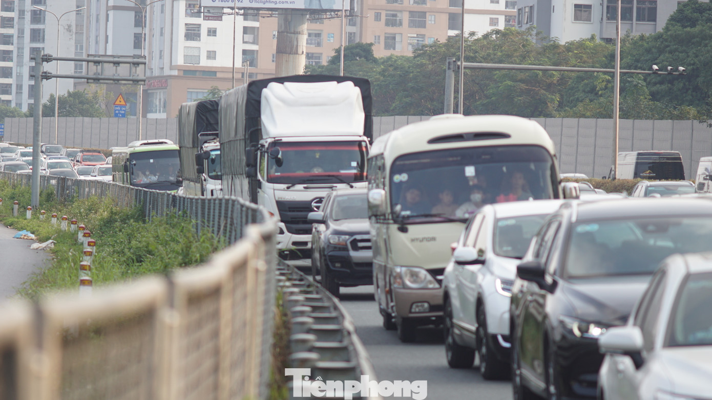 Các phương tiện nối đuôi đi vào làn khẩn cấp.