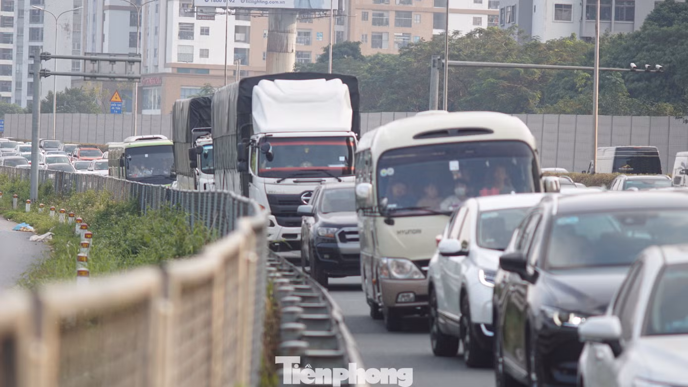 Các phương tiện nối đuôi đi vào làn khẩn cấp.