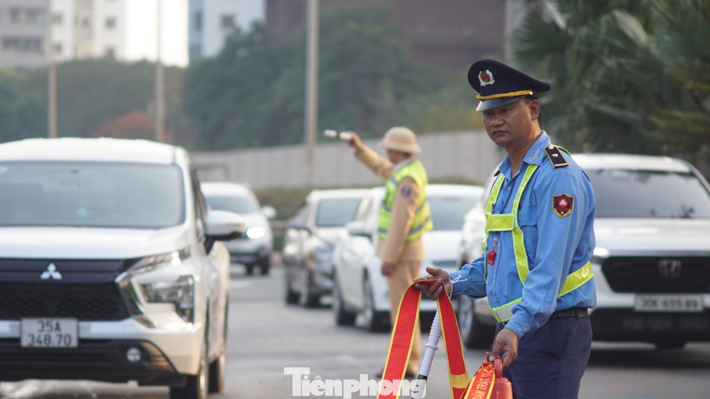 Đến hơn 16h cùng ngày, lực lượng chức năng căng dây điều tiết phương tiện tránh xung đột, giảm tải cho đường Vành đai 3 trên cao.