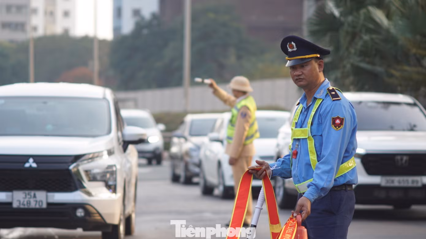 Đến hơn 16h cùng ngày, lực lượng chức năng căng dây điều tiết phương tiện tránh xung đột, giảm tải cho đường Vành đai 3 trên cao.