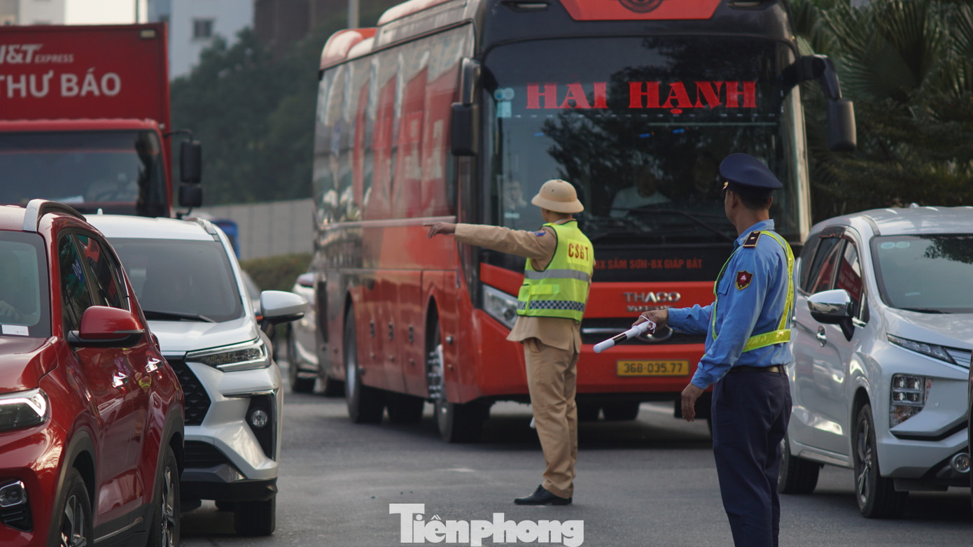 Cán bộ, chiến sĩ CSGT, TTGT phân luồng giao thông.