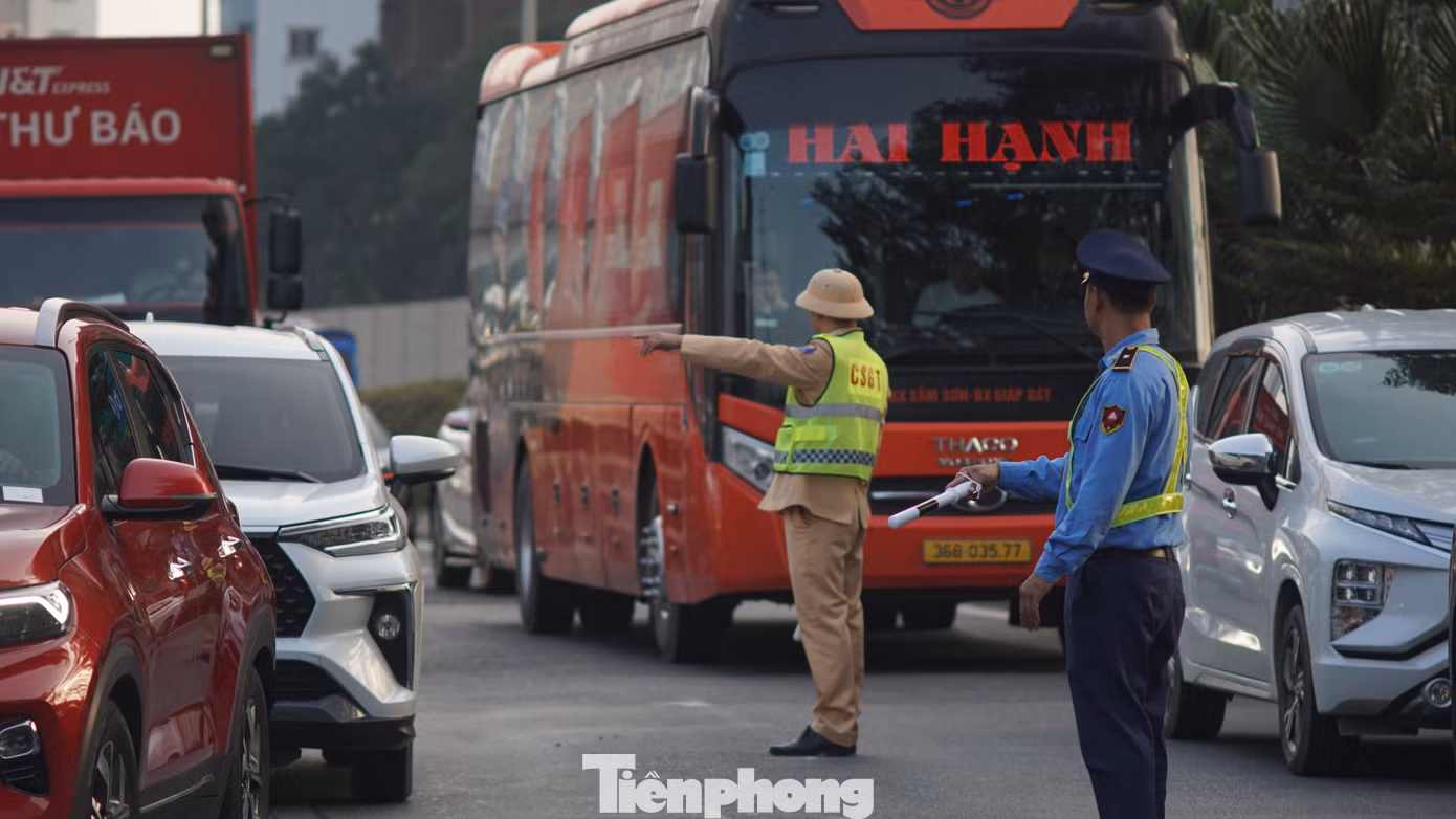 Cán bộ, chiến sĩ CSGT, TTGT phân luồng giao thông.