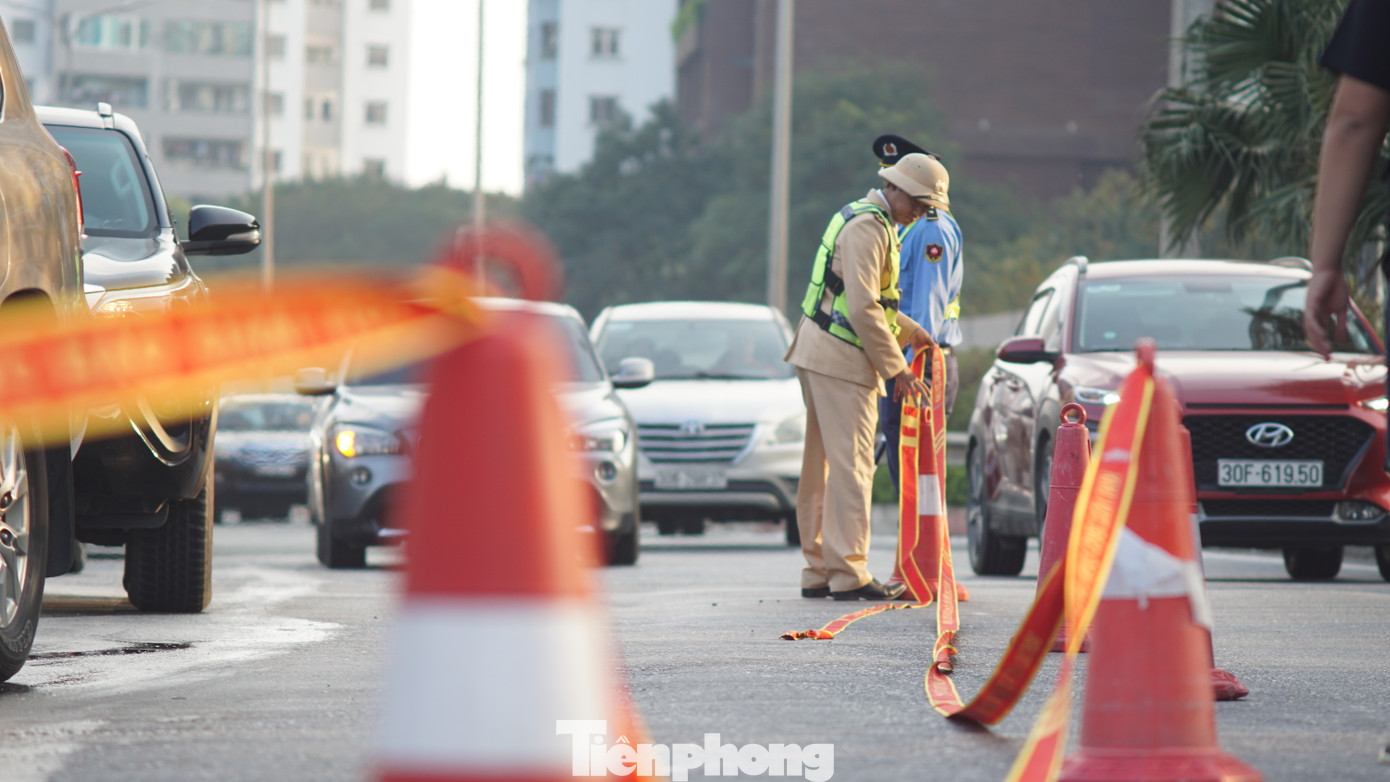 Lực lượng Cảnh sát giao thông, thanh tra giao thông có mặt phân luồng giao thông.