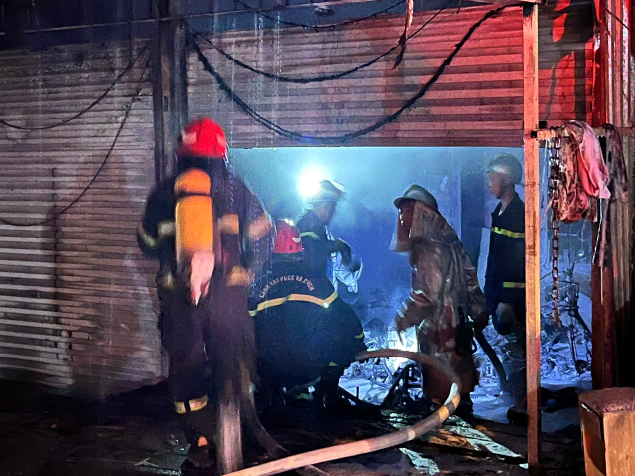 Lực lượng PCCC tại hiện trường dập lửa. Lực lượng PCCC tại hiện trường dập lửa.