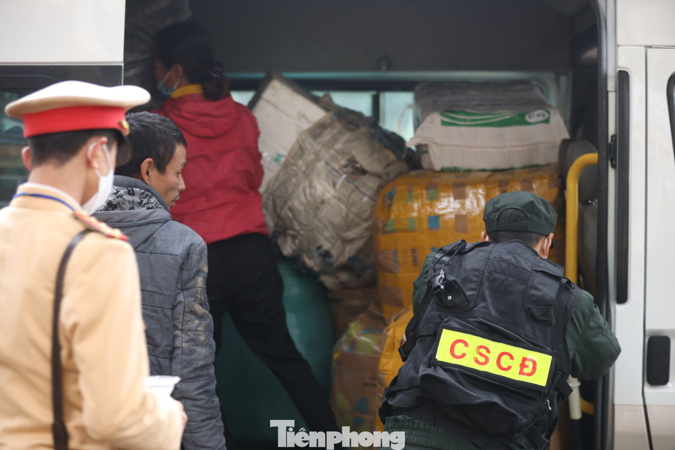 Tổ công tác kiểm tra xe tải chở hàng hóa. Tổ công tác kiểm tra xe tải chở hàng hóa.