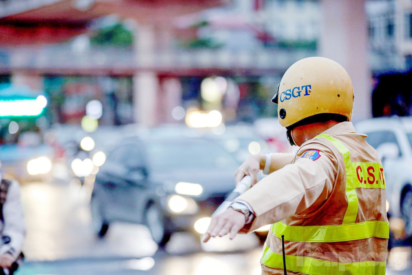 Lưu lượng phương tiện ô tô, xe máy trên các tuyến đường tăng cao vào ngày đầu tuần.