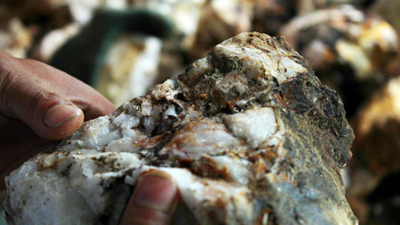 Viên đá có vảy vàng non óng ánh