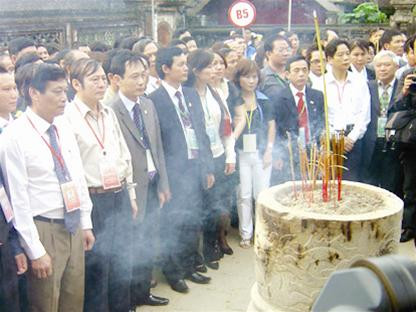 Doanh nhân dâng hương tại đền Vua Đinh - Vua Lê - Ảnh: Chí Thiện