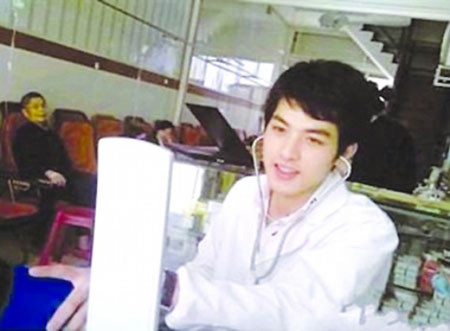 Bác sĩ đẹp trai làm các cô gái trẻ nô nức đi… khám bệnh 