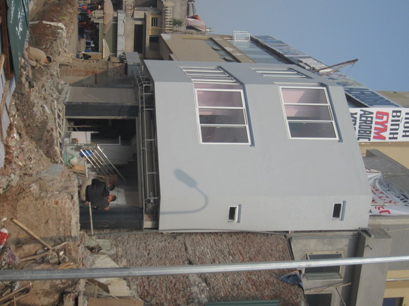 Ngôi nhà này mới được xây dựng, bên trong diện tích chật hẹp