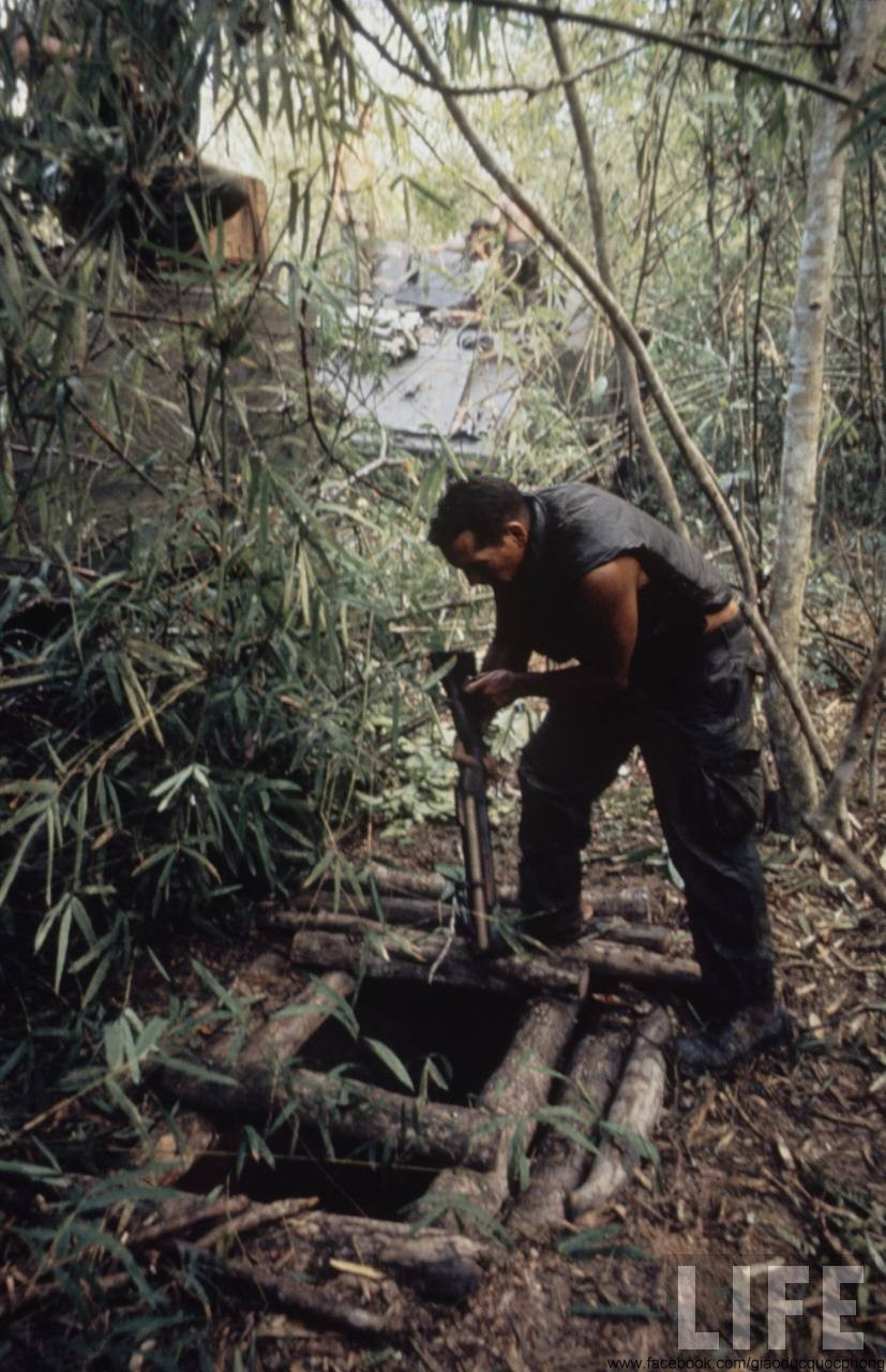 Quân Mỹ lùng sục tìm hầm bí mật. Quân Mỹ lùng sục tìm hầm bí mật