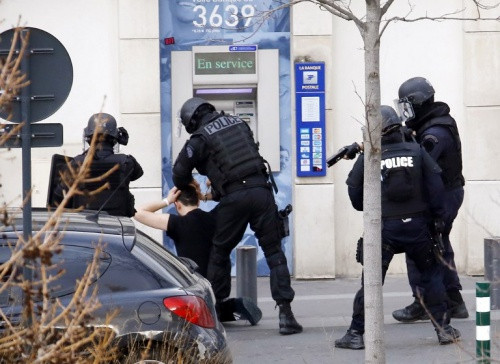 [ẢNH] Cảnh sát Pháp bao vây bưu điện, giải cứu con tin ảnh 12