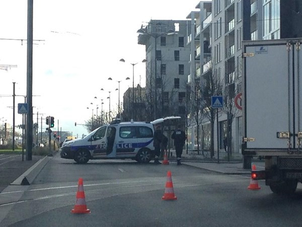 [ẢNH] Cảnh sát Pháp bao vây bưu điện, giải cứu con tin ảnh 3