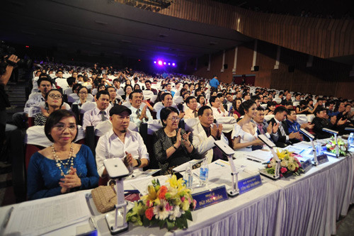 Nhà hát Hòa Bình đông nghịt khán giả