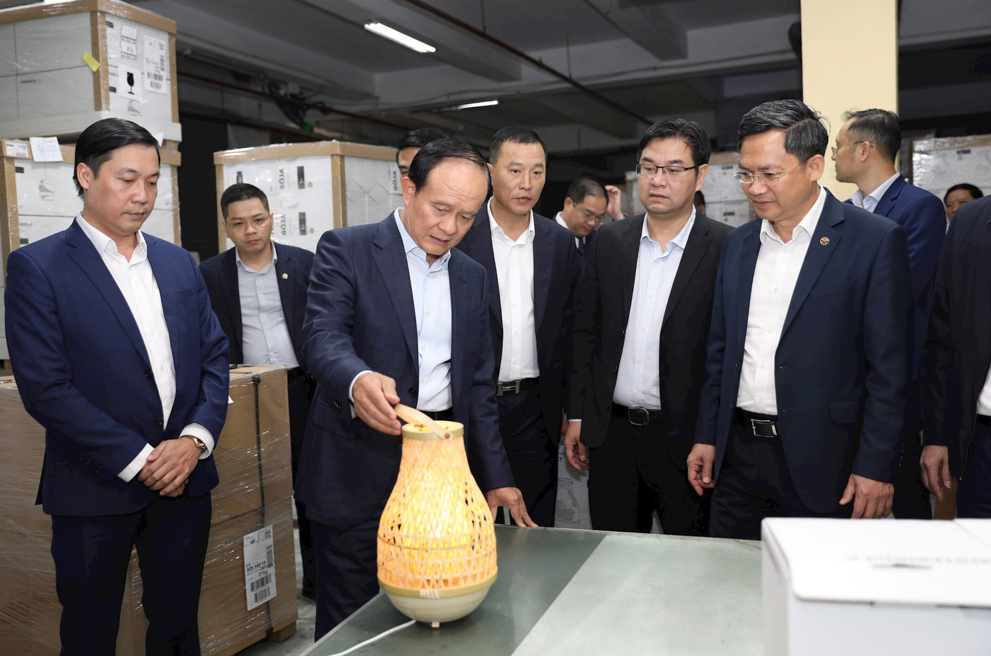 Chủ tịch HĐND thành phố Nguyễn Ngọc Tuấn thăm Công ty TNHH Thủ công mỹ nghệ và nội thất Ngọc Sơn. Chủ tịch HĐND thành phố Nguyễn Ngọc Tuấn thăm Công ty TNHH Thủ công mỹ nghệ và nội thất Ngọc Sơn.