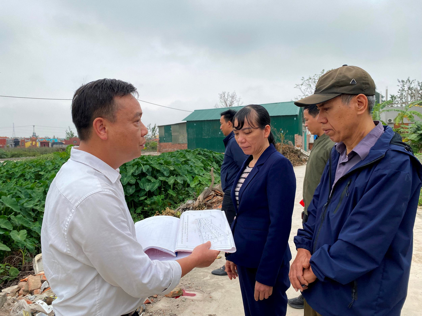 Cán bộ địa chính xã Tân Ước chỉ vị trí thửa đất trên sơ đồ cho vợ chồng ông Quỳnh.