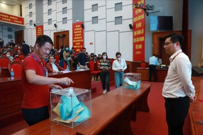 Hình ảnh phiên đấu giá quyền sử dụng đất tại huyện Mê Linh Hình ảnh phiên đấu giá quyền sử dụng đất tại huyện Mê Linh