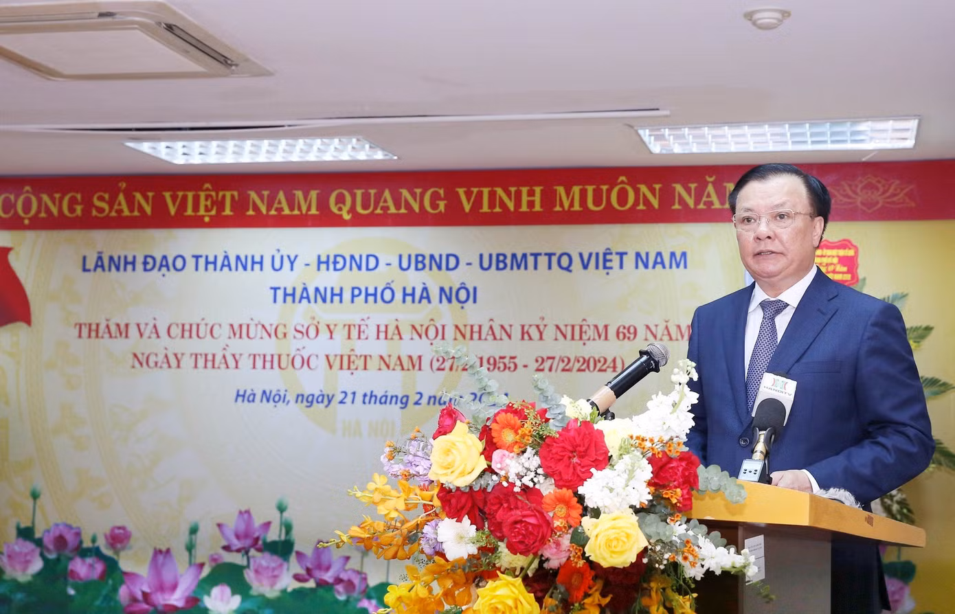 Bí thư Thành ủy Hà Nội phát biểu tại buổi thăm và chúc mừng ngành y tế Thủ đô nhân dịp kỷ niệm 69 năm Ngày Thầy thuốc Việt Nam. Bí thư Thành ủy Hà Nội phát biểu tại buổi thăm và chúc mừng ngành y tế Thủ đô nhân dịp kỷ niệm 69 năm Ngày Thầy thuốc Việt Nam.