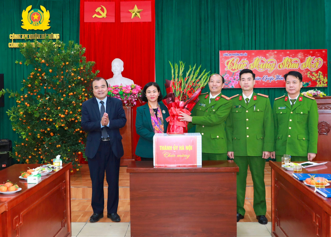 Phó Bí thư Thường trực Thành ủy Nguyễn Thị Tuyến tặng quà Tết Công an phường Hà Cầu, quận Hà Đông. Phó Bí thư Thường trực Thành ủy Nguyễn Thị Tuyến tặng quà Tết Công an phường Hà Cầu, quận Hà Đông.