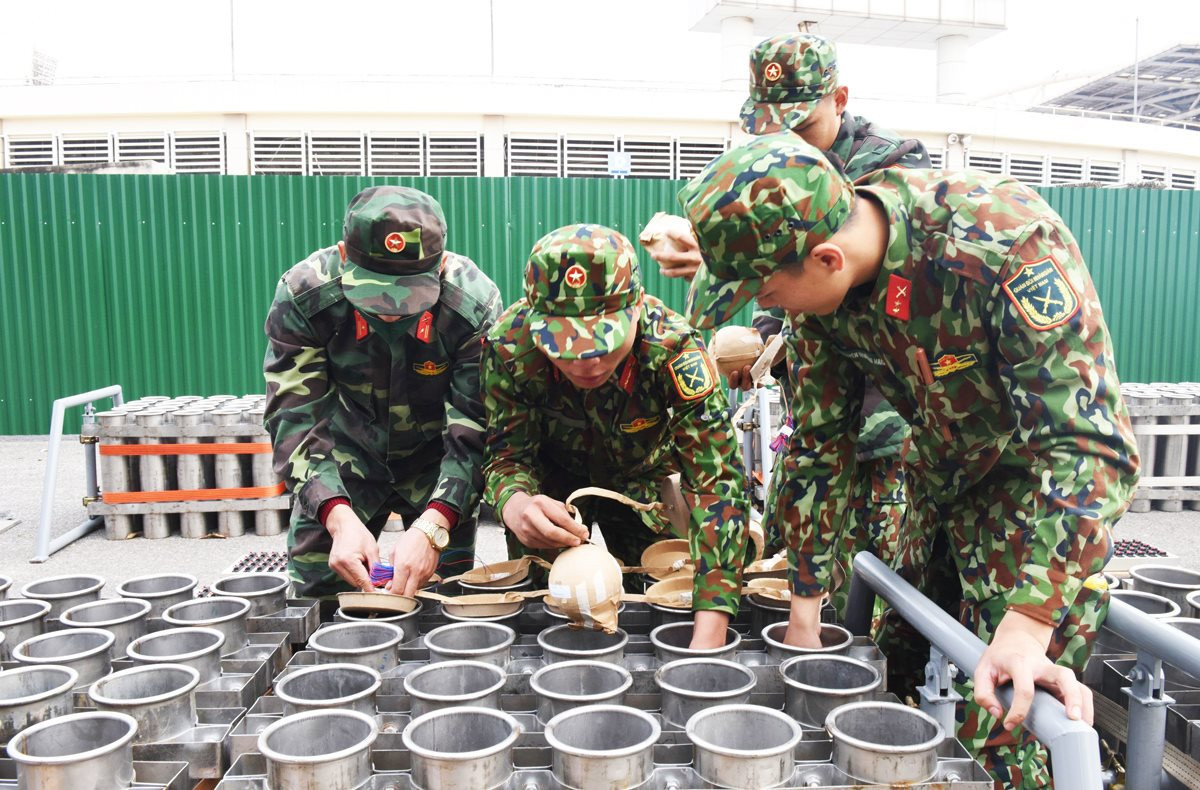 Lực lượng chức năng chuẩn bị cho màn bắn pháo hoa đêm Giao thừa Tết Nguyên đán Giáp Thìn năm 2024. Lực lượng chức năng chuẩn bị cho màn bắn pháo hoa đêm Giao thừa Tết Nguyên đán Giáp Thìn năm 2024.