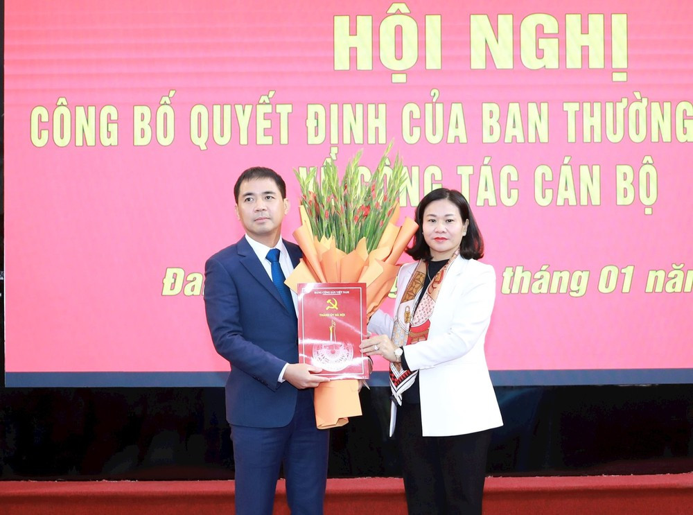 Bà Nguyễn Thị Tuyến, Phó Bí thư Thường trực Thành ủy Hà Nội trao quyết định điều động Nguyễn Văn Đức về công tác tại UBND huyện Đan Phượng.