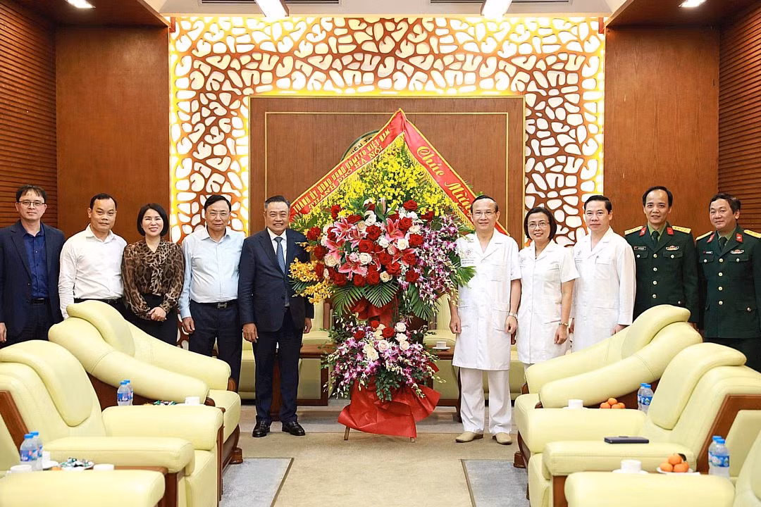 Chủ tịch UBND TP. Hà Nội Trần Sỹ Thanh (thứ 5 từ trái sang) chúc mừng tập thể y, bác sĩ Bệnh viện Trung ương Quân đội 108.