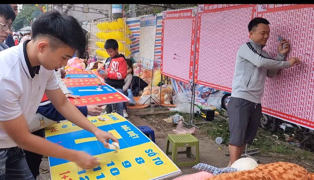 Du khách đặt tiền chơi trò ném phi tiêu cộng điểm trúng thưởng tại Khu du lịch- di tích Đền Sóc Du khách đặt tiền chơi trò ném phi tiêu cộng điểm trúng thưởng tại Khu du lịch- di tích Đền Sóc