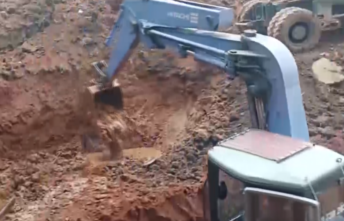 Lực lượng chức năng huyện Ba Vì triển khai phương án cứu hộ, cứu nạn tại hiện trường vụ sập giếng. Lực lượng chức năng huyện Ba Vì triển khai phương án cứu hộ, cứu nạn tại hiện trường vụ sập giếng.