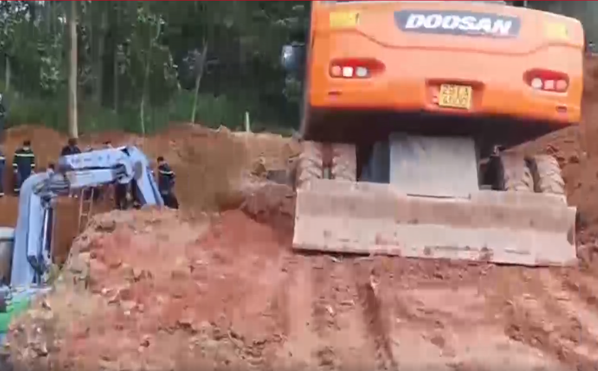 Hiện trường vụ sập giếng làm 2 anh em tử vong Hiện trường vụ sập giếng làm 2 anh em tử vong