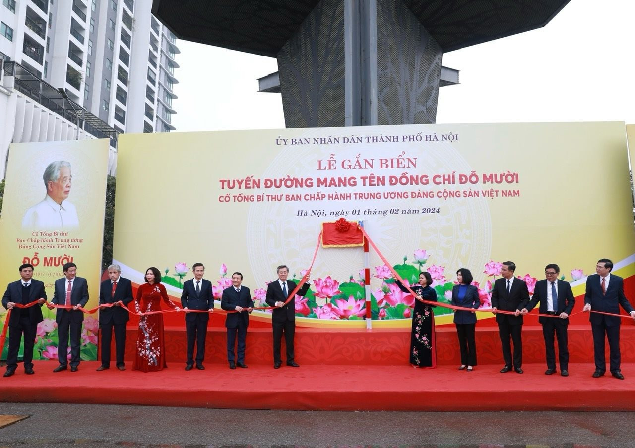 Các đại biểu thực hiện nghi lễ gắn biển tên đường đồng chí Đỗ Mười, cố Tổng Bí thư Ban Chấp hành Trung ương Đảng Cộng sản Việt Nam. Các đại biểu thực hiện nghi lễ gắn biển tên đường đồng chí Đỗ Mười, cố Tổng Bí thư Ban Chấp hành Trung ương Đảng Cộng sản Việt Nam.