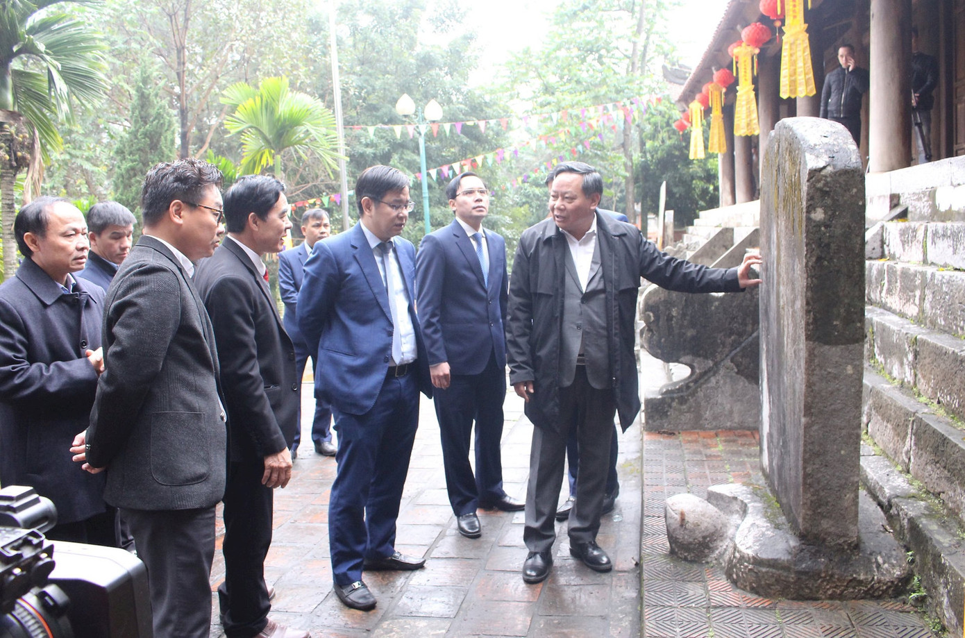 Phó Bí thư Thành ủy Nguyễn Văn Phong cùng đoàn công tác thành phố khảo sát tại chùa Trăm Gian. Phó Bí thư Thành ủy Nguyễn Văn Phong cùng đoàn công tác thành phố khảo sát tại chùa Trăm Gian.