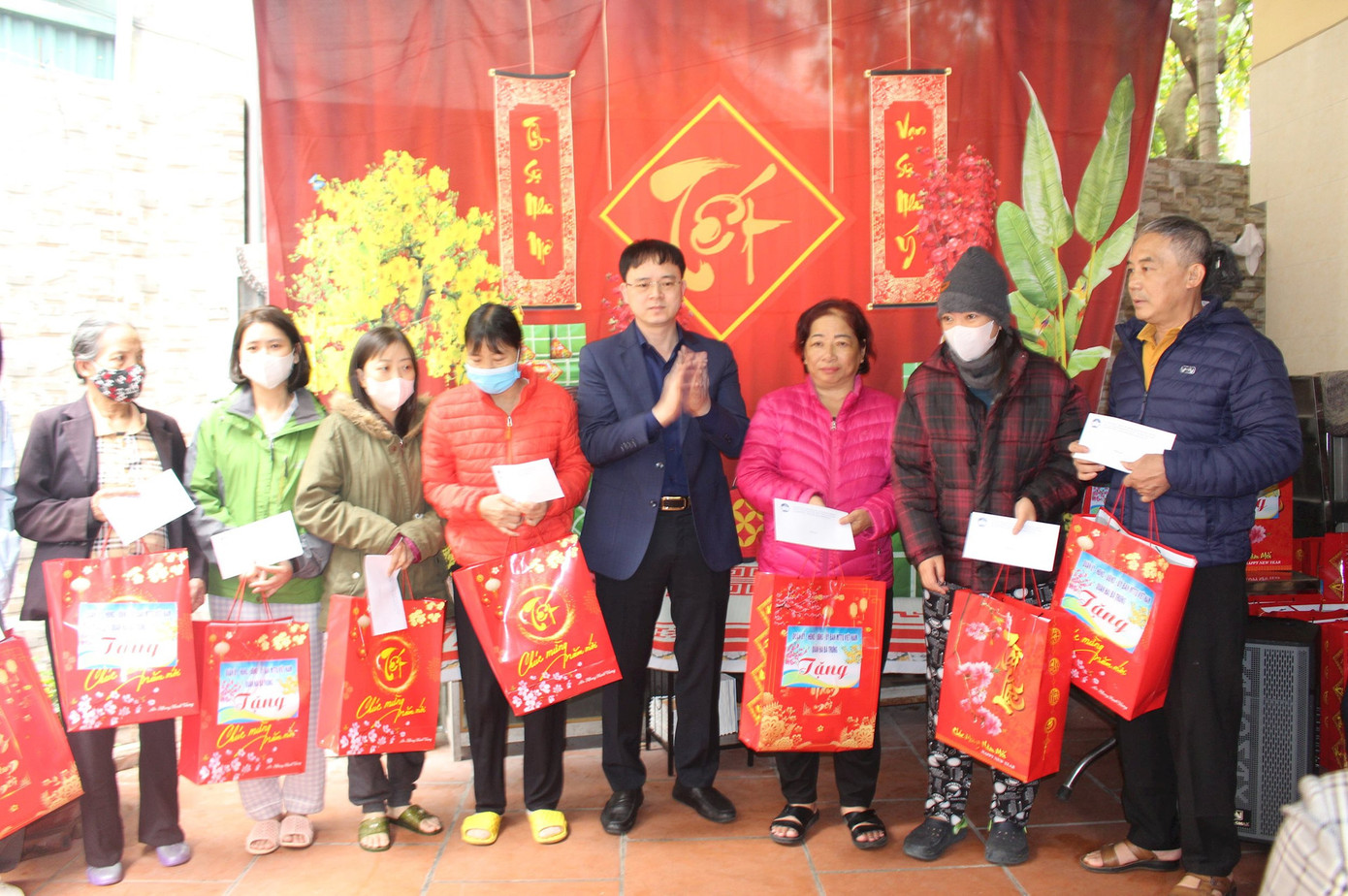 Đại diện quận Hai Bà Trưng trao quà cho các bệnh nhân trong "Xóm chạy thận"