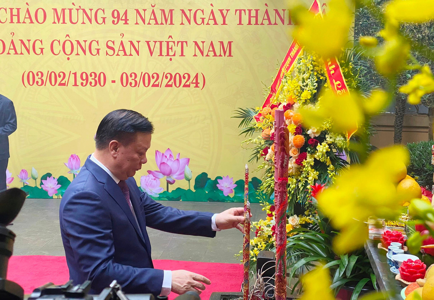 Bí thư Thành ủy Đinh Tiến Dũng dâng hương tưởng niệm cố Tổng Bí thư Trần Phú