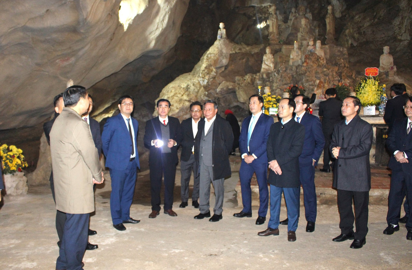 Đại diện UBND huyện Chương Mỹ giới thiệu về dự án tu bổ, tôn tạo cụm di tích chùa Trầm, xã Phụng Châu. Đại diện UBND huyện Chương Mỹ giới thiệu về dự án tu bổ, tôn tạo cụm di tích chùa Trầm, xã Phụng Châu.