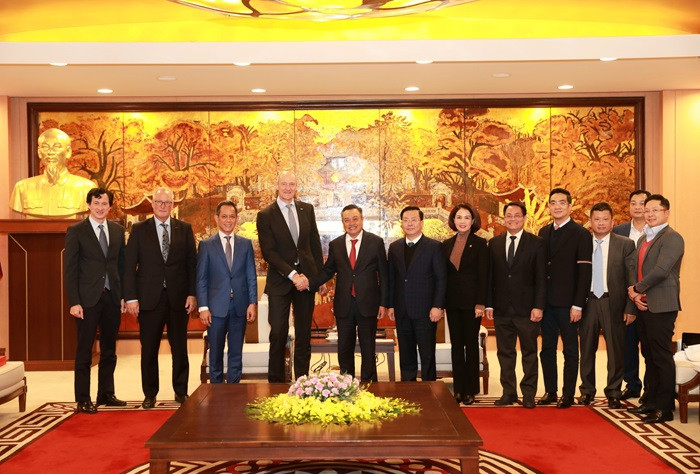 Đại diện thành phố Hà Nội chụp ảnh lưu niệm với đoàn công tác của Tập đoàn Siemens. Đại diện thành phố Hà Nội chụp ảnh lưu niệm với đoàn công tác của Tập đoàn Siemens.