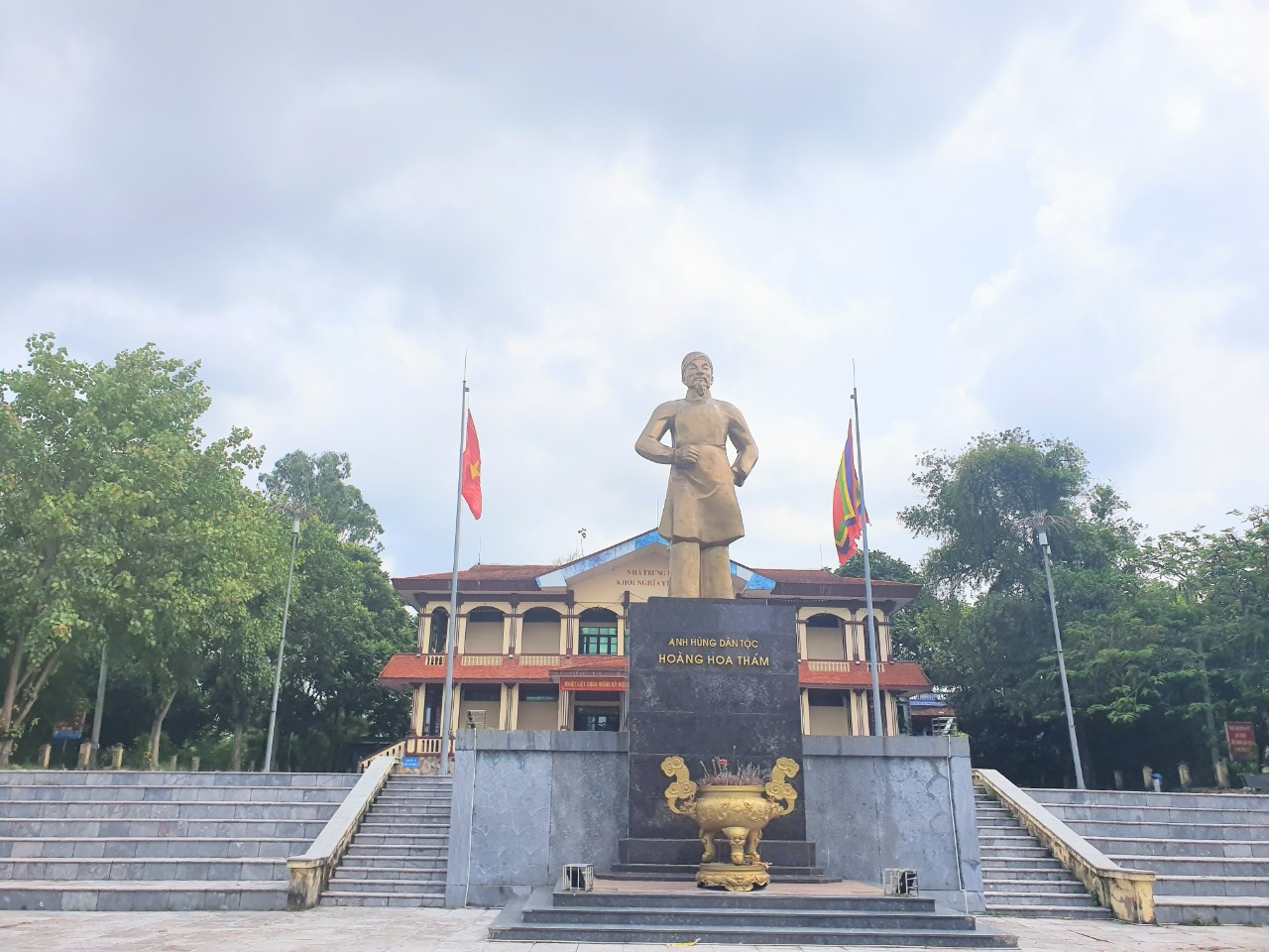 Tượng đài người anh hùng áo vải Hoàng Hoa Thám tại khu vực Trung tâm của khu di tích khởi nghĩa Yên Thế