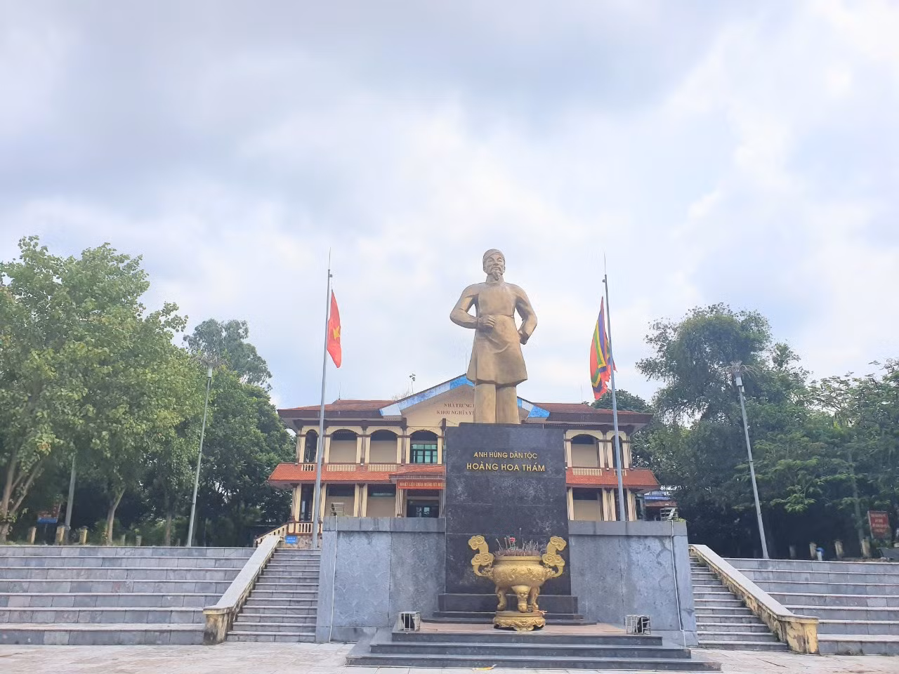 Tượng đài người anh hùng áo vải Hoàng Hoa Thám tại khu vực Trung tâm của khu di tích khởi nghĩa Yên Thế