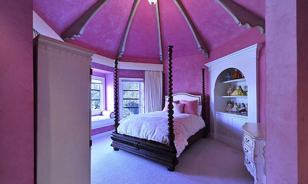 Đại sảnh thiết kế theo kiểu mái vòm... ...phòng làm việc... ...Phòng bếp sang trọng với bàn lát đá cẩm thạch và sàn gỗ ...phòng ngủ tràn ngập sắc tím