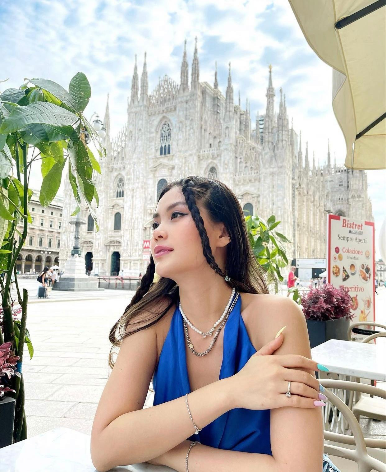 Á hậu Diễm Trang khoe vai trần quyến rũ trên đường phố nước Ý. Á hậu Diễm Trang khoe vai trần quyến rũ trên đường phố nước Ý.