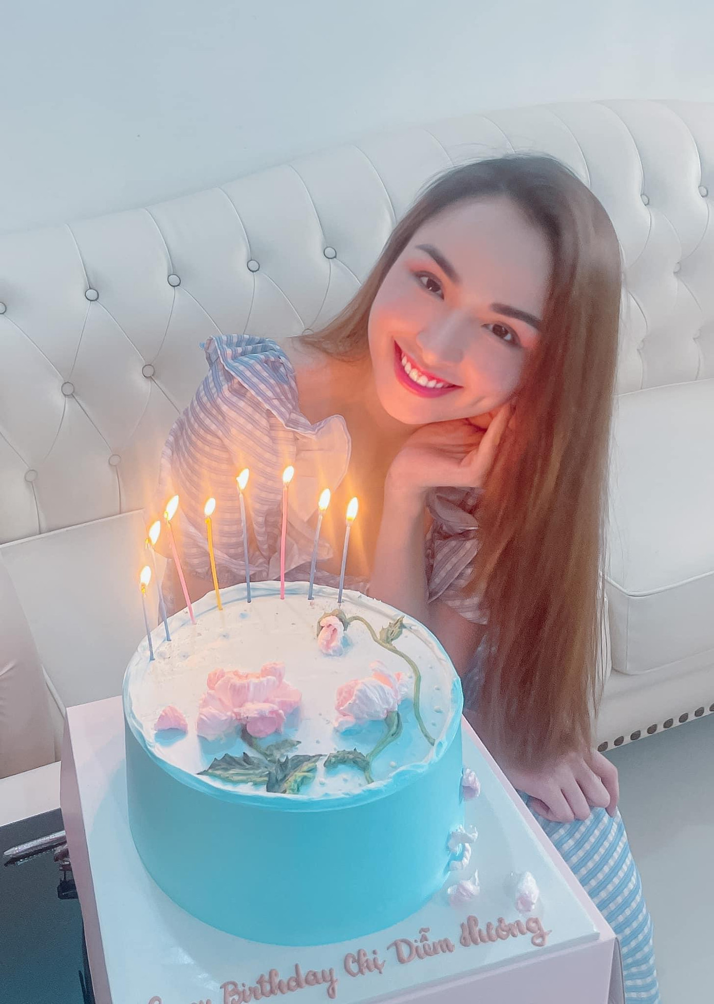 Hoa hậu Diễm Hương đón sinh nhật ấm cúng trong mùa dịch bên gia đình.