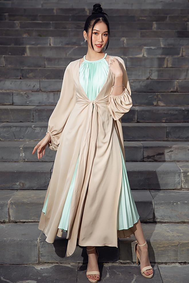 Á hậu Phương Anh khoe trọn thần thái thanh lịch, kiều diễm 'hơn người' khi diện áo tứ thân cách điệu từ hai gam màu xanh pastel và nâu nhạt.