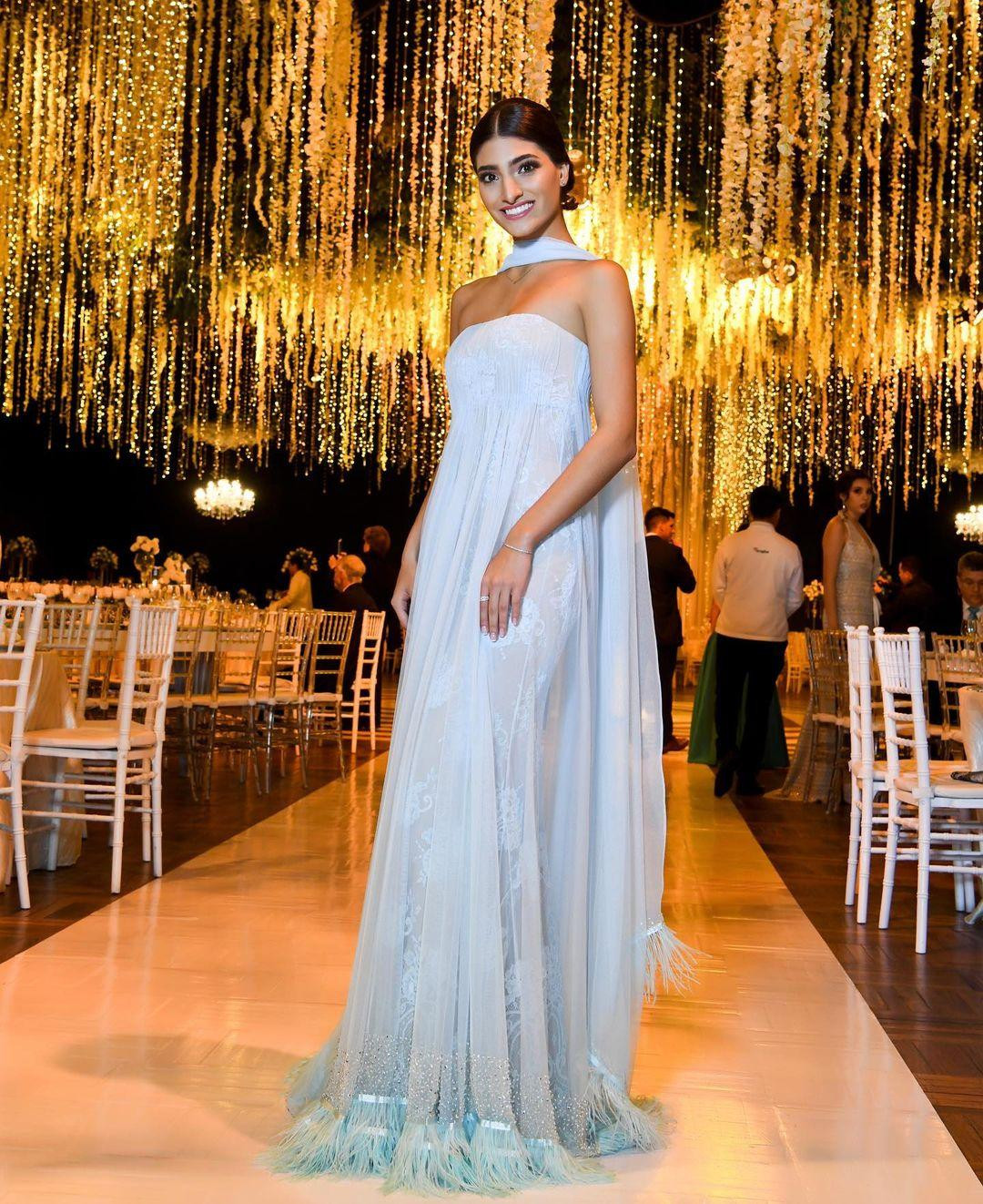 Nahemi Uequin năm nay 20 tuổi và là một người mẫu chuyên nghiệp tại quê nhà. Nahemi Uequin năm nay 20 tuổi và là một người mẫu chuyên nghiệp tại quê nhà.