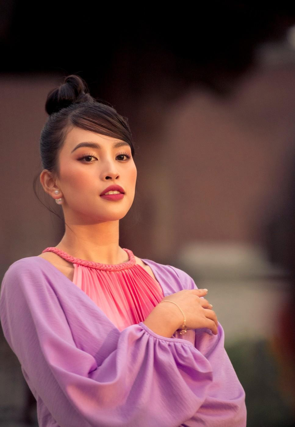 Những năm gần đây xu hướng diện váy cách điệu từ áo tứ thân rất được dàn Hoa hậu, Á hậu Việt ưa chuộng. Mặc dù sở hữu vẻ đẹp hiện đại nhưng các nàng hậu vẫn khoe được nhan sắc vô cùng thanh lịch, kiêu kỳ nhưng không kém phần quyến rũ khi diện áo tứ thân cách điệu.