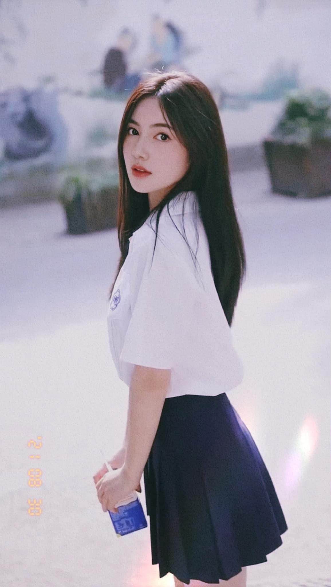 Người đẹp Cẩm Đan khiến fans xao xuyến với hình ảnh trong veo tựa nữ sinh.