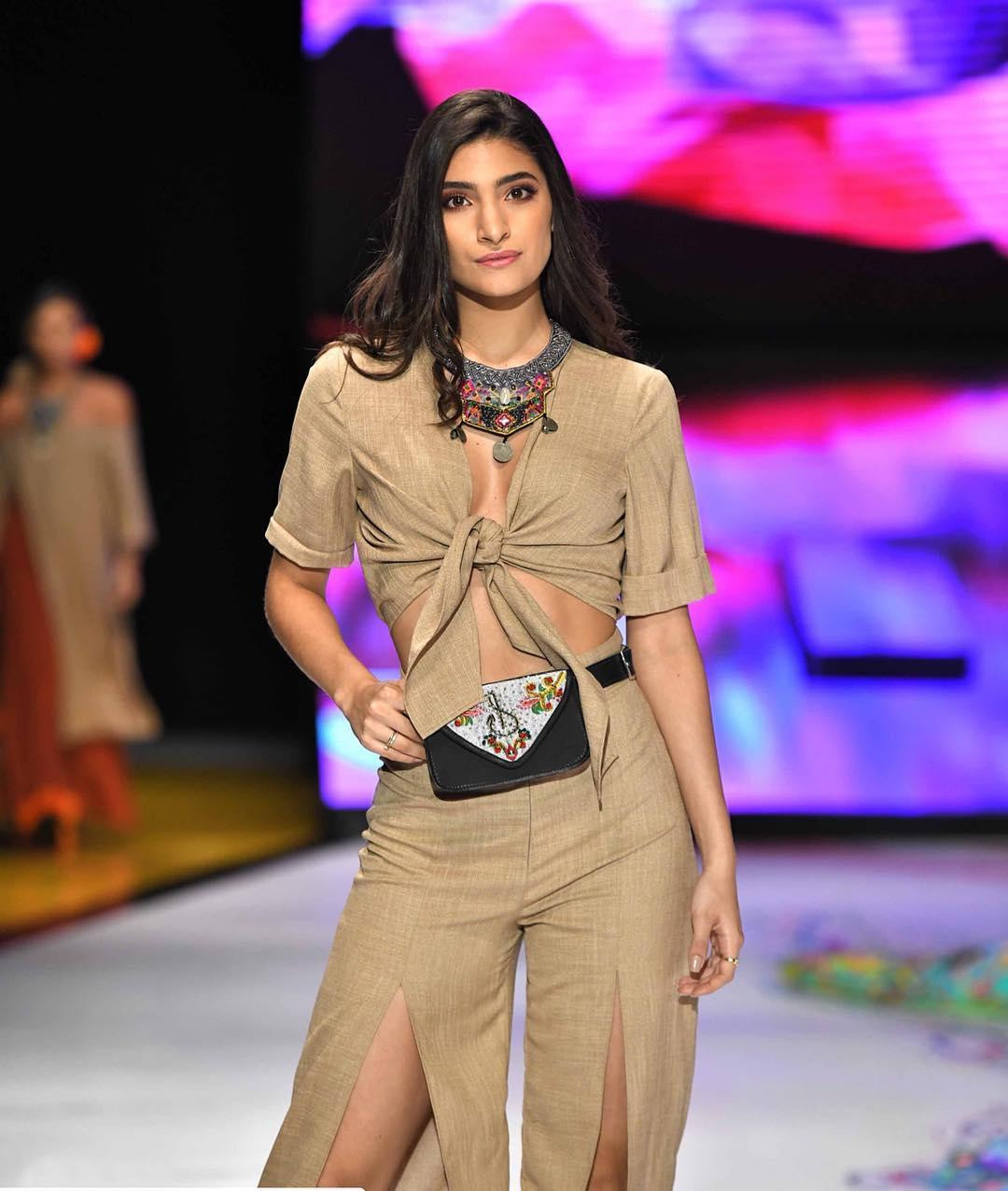 Cô bắt đầu sự nghiệp người mẫu chuyên nhiệp của mình vào năm 2015. Cô bắt đầu sự nghiệp người mẫu chuyên nhiệp của mình vào năm 2015.